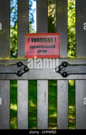 Warnschild, Vorsicht gefährlicher Hund, Tor zum historischen Anwesen Haus Christiansruh, Bad Salzhausen, Nidda, Wetteraukreis, Hessen, Deutschland Stockfoto