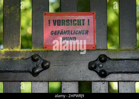 Warnschild, Vorsicht gefährlicher Hund, Tor zum historischen Anwesen Haus Christiansruh, Bad Salzhausen, Nidda, Wetteraukreis, Hessen, Deutschland Stockfoto