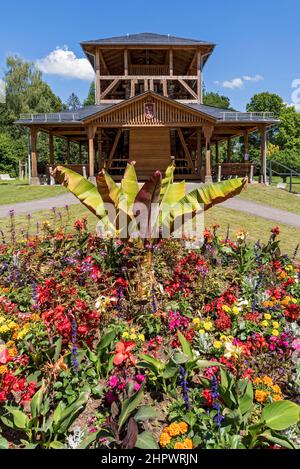 Graduiertenhaus und Blumengrenze im Kurpark, Kurstadt, Bad Salzhausen, Nidda, Wetteraukreis, Hessen, Deutschland Stockfoto