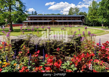 Graduiertenhaus und Blumengrenze im Kurpark, Kurstadt, Bad Salzhausen, Nidda, Wetteraukreis, Hessen, Deutschland Stockfoto