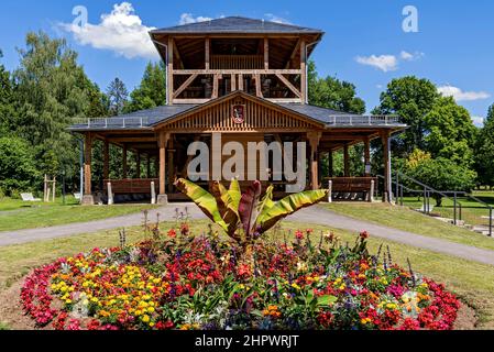 Graduiertenhaus und Blumengrenze im Kurpark, Kurstadt, Bad Salzhausen, Nidda, Wetteraukreis, Hessen, Deutschland Stockfoto