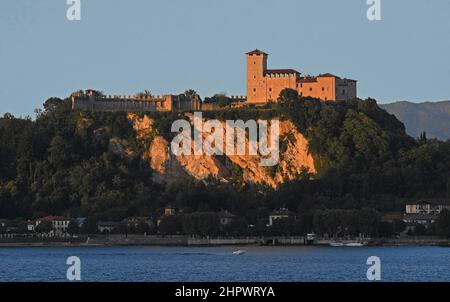 Schloss von Angera oder Rocca Borromeo di Angera, im Abendlicht, Angera, Lombardei, Italien Stockfoto