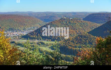 Herbstblätter, Blick auf die Ruine Hohenurach, Albtrauf, Bad Urach, Ermstal, Biosphärenreservat Schwäbische Alb, Baden-Württemberg, Deutschland Stockfoto