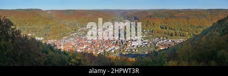 Panoramablick auf die Altstadt mit Fachwerkhäusern und herbstlichem Wald, Albtrauf, Bad Urach, Ermstal, Biosphärenreservat Schwäbische Alb Stockfoto