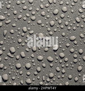 Muster der Wassertropfen auf einer metallischen Oberfläche Stockfoto