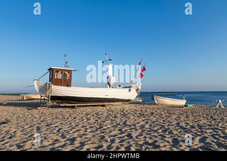 Ein Fischerboot an der Küste der Ostsee in Koserow, Deutschland. Stockfoto