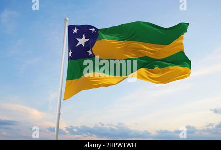 Flagge von Sergipe , Brasilien bei bewölktem Himmel Hintergrund bei Sonnenuntergang, Panoramablick. Brasilianisches Reise- und Patriot-Konzept. Platz zum Kopieren für breites Banner. 3D Abb. Stockfoto