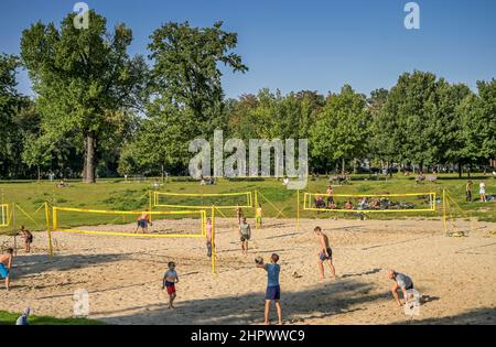 Beachvolleyballplätze, Volkspark Friedrichshain, Friedrichshain-Kreuzberg, Berlin, Deutschland Stockfoto