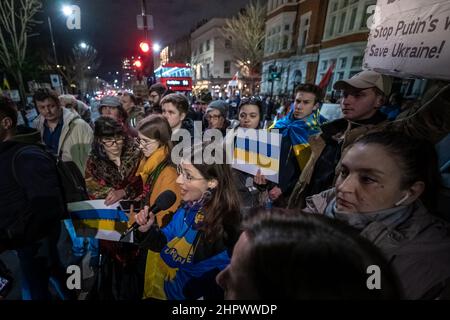 London, Großbritannien. 23rd. Februar 2022. Ukrainer und Anhänger protestieren in der Nähe der Botschaft der Russischen Föderation im Westen Londons, während russische Truppen weiterhin Regionen der Ostukraine besetzen. PM Boris Johnson kündigte kürzlich britische Sanktionen gegen Russland an, einschließlich der Zielgruppenansprache von fünf russischen Banken und drei Milliardären. Kredit: Guy Corbishley/Alamy Live Nachrichten Stockfoto