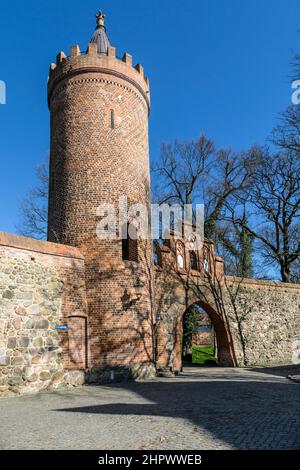 Berühmte alte Stadtmauer, Wehr, in Neubrandenburg Stockfoto