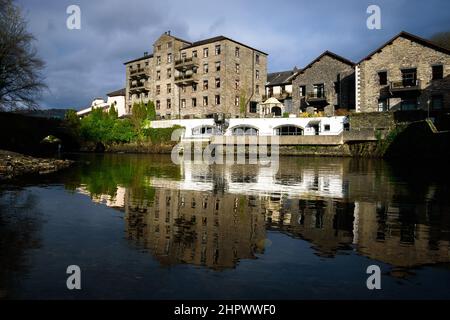 Whitewater Hotel, Backbarrow, Ulverston, Cumbria, Lake District, Großbritannien, Spiegelung auf Flusshöhe, aufgenommen an einem bewölkten Tag mit Sonneneinstrahlung. Stockfoto