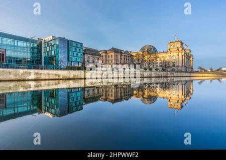 Reichstag mit Reflexion in der Spree am frühen Morgen Stockfoto