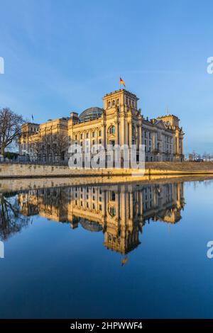 Reichstag mit Reflexion in der Spree am frühen Morgen Stockfoto