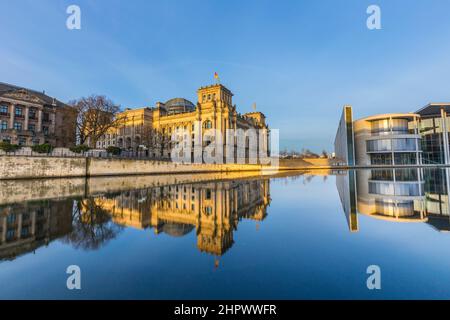 Reichstag mit Reflexion in der Spree am frühen Morgen Stockfoto