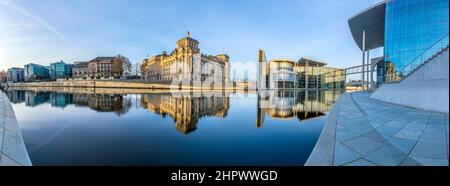 Reichstag mit Reflexion in der Spree am frühen Morgen Stockfoto