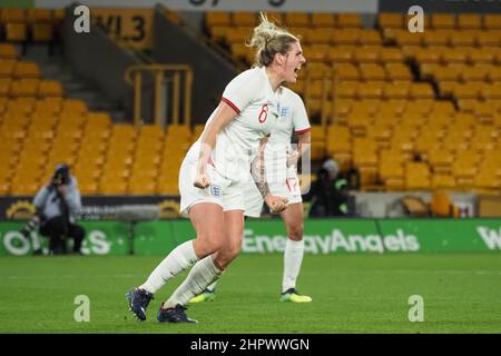 Wolverhampton, Großbritannien. 23rd. Februar 2022. Wolverhampton, England, Februar Millie Bright (6 England) feiert das zweite Tor Englands während des Arnold Clark Fußballspiels zwischen England und Deutschland im Molineux Stadium in Wolverhampton, England Natalie Mincher/SPP Credit: SPP Sport Press Photo. /Alamy Live News Stockfoto