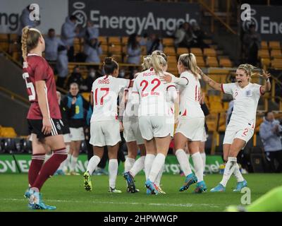 Wolverhampton, Großbritannien. 23rd. Februar 2022. Wolverhampton, England, Februar die Spieler feiern, nachdem Millie Bright (6 England) Englands zweites Tor beim Arnold Clark Fußballspiel zwischen England und Deutschland im Molineux Stadium in Wolverhampton, England erzielt hat Natalie Mincher/SPP Credit: SPP Sport Press Photo. /Alamy Live News Stockfoto