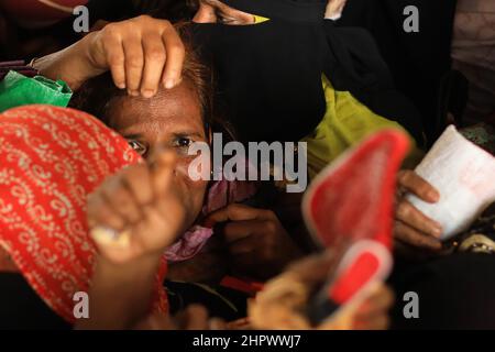 Dhaka, Bangladesch. 23rd. Februar 2022. Ein Händler bei einem Truck der Trading Corporation of Bangladesh (TCB), der subventionierte Waren in Dhaka, Bangladesch, kauft. Kredit: SOPA Images Limited/Alamy Live Nachrichten Stockfoto