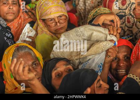 Dhaka, Bangladesch. 23rd. Februar 2022. In Dhaka, Bangladesch, schwärmen Menschen auf einen Truck der Trading Corporation of Bangladesh (TCB), um subventionierte Waren zu kaufen. Kredit: SOPA Images Limited/Alamy Live Nachrichten Stockfoto