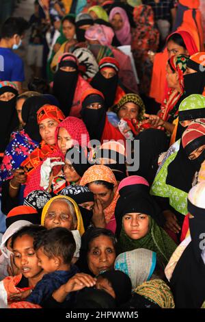 Dhaka, Bangladesch. 23rd. Februar 2022. In Dhaka, Bangladesch, schwärmen Menschen auf einen Truck der Trading Corporation of Bangladesh (TCB), um subventionierte Waren zu kaufen. Kredit: SOPA Images Limited/Alamy Live Nachrichten Stockfoto