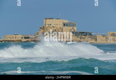 Hafengebäude mit Restaurant, Caesarea, Israel Stockfoto