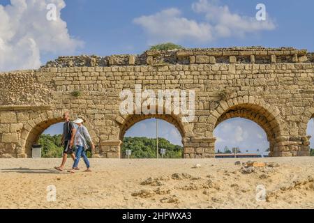 Aquädukt am Strand, Caesarea, Israel Stockfoto