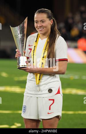 Wolverhampton, Großbritannien. 23rd. Februar 2022. Wolverhampton, England, Februar Fran Kirby (7 England) mit der Trophäe nach dem Arnold Clark Fußballspiel zwischen England und Deutschland im Molineux Stadium in Wolverhampton, England Natalie Mincher/SPP Credit: SPP Sport Press Photo. /Alamy Live News Stockfoto