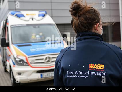 PRODUKTION - 22. Februar 2022, Hessen, Frankfurt/Main: Levana Clasen, Projektkoordinatorin der ASB, steht vor dem Wünschewagen, einem medizinisch ausgerüsteten Fahrzeug des Arbeiter-Samariter-Bundes (ASB). Die Rhein-Main-Wunschwagen der ASB treiben schwerkranke Patienten seit fünf Jahren an ihre Sehnsuchtsorte. Die Wünschewagen sind in allen Bundesländern unterwegs. Das Projekt wurde 2014 gestartet und seitdem haben die ehrenamtlichen Unterstützer bundesweit mehr als 2.000 Wünsche erfüllt. Die Kampagnen werden ausschließlich durch Spenden finanziert. (To dpa 'Letzte Wünsche: Freiwillige Stockfoto