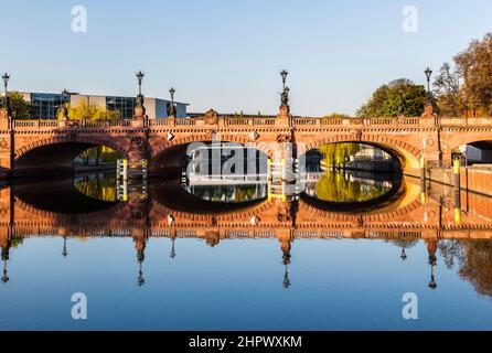 Moltke Brücke in Berlin an der Spree unter blauem Himmel Stockfoto