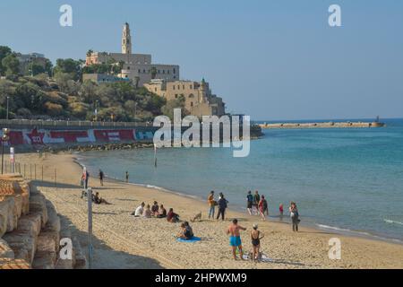 Strand, Stadtblick von Jaffa mit St. Peter's Church, Tel Aviv, Israel Stockfoto