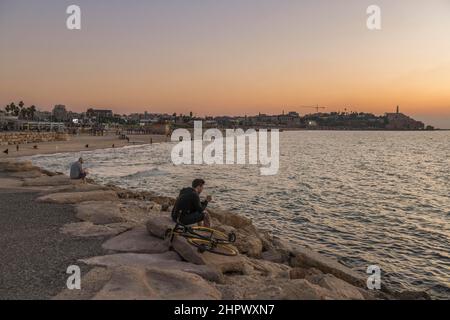 Strand, Stadtblick von Jaffa mit St. Peter's Church, Tel Aviv, Israel Stockfoto