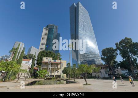 Altes Gebäude im Stadtteil Sarona, moderne Hochhäuser, linker Kirya Tower (alias HaYovel Tower) rechts Azrieli Sarona Tower, Tel Aviv, Israel Stockfoto