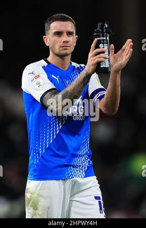 London, Großbritannien. 23rd. Februar 2022. Oliver Norburn von Peterborough United während des Spiels der EFL Sky Bet Championship zwischen Fulham und Peterborough United am 23. Februar 2022 im Craven Cottage, London, England. Foto von Carlton Myrie. Nur zur redaktionellen Verwendung, Lizenz für kommerzielle Nutzung erforderlich. Keine Verwendung bei Wetten, Spielen oder Veröffentlichungen einzelner Clubs/Vereine/Spieler. Kredit: UK Sports Pics Ltd/Alamy Live Nachrichten Stockfoto