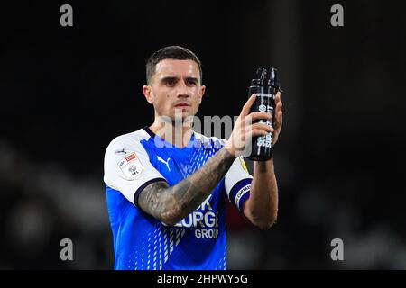 London, Großbritannien. 23rd. Februar 2022. Oliver Norburn von Peterborough United applaudiert den Fans beim Spiel der EFL Sky Bet Championship zwischen Fulham und Peterborough United am 23. Februar 2022 im Craven Cottage, London, England. Foto von Carlton Myrie. Nur zur redaktionellen Verwendung, Lizenz für kommerzielle Nutzung erforderlich. Keine Verwendung bei Wetten, Spielen oder Veröffentlichungen einzelner Clubs/Vereine/Spieler. Kredit: UK Sports Pics Ltd/Alamy Live Nachrichten Stockfoto