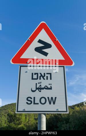 Warnschild, langsam, Kurven, Israel Stockfoto