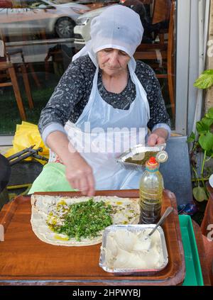 Drusin bereitet eine Pita vor, Drus Dorf Daliyat al-Karmel, Carmel Berge, Israel Stockfoto