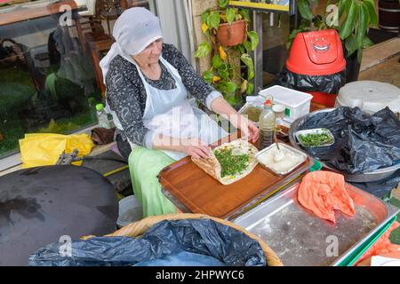 Drusin bereitet eine Pita vor, Drus Dorf Daliyat al-Karmel, Carmel Berge, Israel Stockfoto