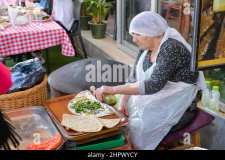 Drusin bereitet eine Pita vor, Drus Dorf Daliyat al-Karmel, Carmel Berge, Israel Stockfoto