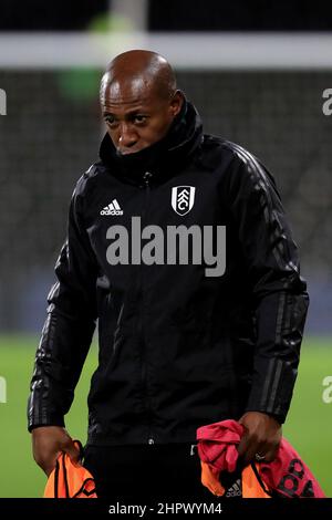 London, Großbritannien. 23rd. Februar 2022. Der stellvertretende Fulham-Manager Louis Boa Morte hilft beim Training während des Spiels der EFL Sky Bet Championship zwischen Fulham und Peterborough United am 23. Februar 2022 im Craven Cottage, London, England. Foto von Carlton Myrie. Nur zur redaktionellen Verwendung, Lizenz für kommerzielle Nutzung erforderlich. Keine Verwendung bei Wetten, Spielen oder Veröffentlichungen einzelner Clubs/Vereine/Spieler. Kredit: UK Sports Pics Ltd/Alamy Live Nachrichten Stockfoto