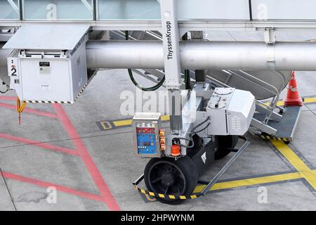 Abschnitt der Passagierbrücke Tyssen Krupp, Flughafen Zürich Kloten, Schweiz Stockfoto