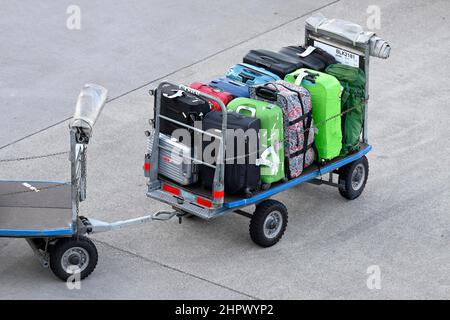 Gepäckwagen mit Koffer, Gepäcktransport, Flughafen Zürich Kloten, Schweiz Stockfoto