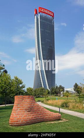 Generali Tower oder Torre Generali oder Lo Storto von der Architektin Zara Hadid, Skulptur Hand and Foot für Mailand von Judith Hopf, Stadtleben, Mailand Stockfoto