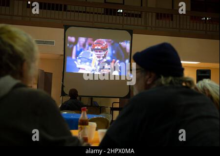 Marietta, Georgia, USA. 13th. Februar 2022. Die First Baptist Church von Marietta veranstaltete während des Super Bowl-Fußballspiels am Sonntag ihr ''˜Big Game'-Abendessen, bei dem Familien und Einzelpersonen, die obdachlos oder finanziell zu kämpfen haben, willkommen geheißen wurden. (Bild: © Robin Rayne/ZUMA Press Wire) Stockfoto