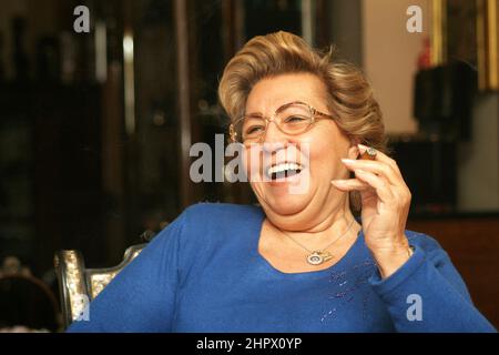 ISTANBUL, TÜRKEI - 23. JANUAR: Die ehemalige First Lady der Türkei und die Ehefrau des ehemaligen türkischen Ministerpräsidenten Turgut Ozal, Semra Ozal, porträtiert am 23. Januar 2006 in Istanbul, Türkei. Stockfoto