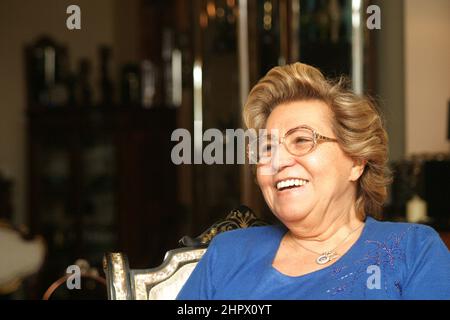ISTANBUL, TÜRKEI - 23. JANUAR: Die ehemalige First Lady der Türkei und die Ehefrau des ehemaligen türkischen Ministerpräsidenten Turgut Ozal, Semra Ozal, porträtiert am 23. Januar 2006 in Istanbul, Türkei. Stockfoto