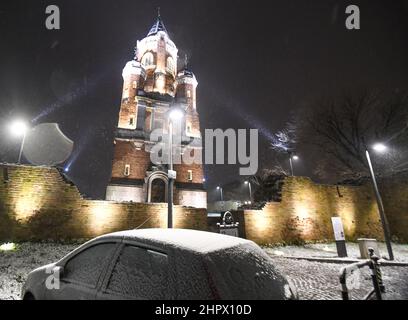 Schnee fällt im Gardoš Tower (oder Millennium Tower, auch bekannt als Kula Sibinjanin Janka). Bezirk Zemun, Belgrad, Serbien Stockfoto