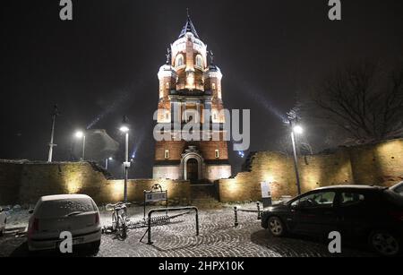 Schnee fällt im Gardoš Tower (oder Millennium Tower, auch bekannt als Kula Sibinjanin Janka). Bezirk Zemun, Belgrad, Serbien Stockfoto