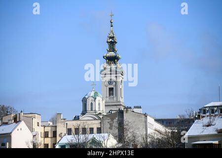Skyline von Belgrad: Verschneite Gebäude und St. Michaels Kathedrale im Winter. Serbien Stockfoto