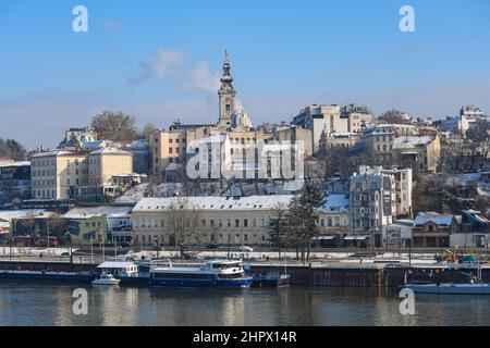 Skyline von Belgrad: Verschneite Gebäude der Altstadt und der St. Michaels Kathedrale im Winter. Serbien Stockfoto