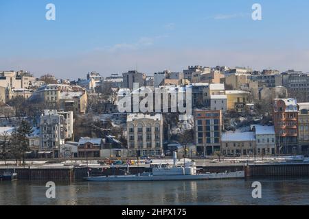 Skyline von Belgrad: Verschneite Gebäude der Altstadt am Ufer der Sava im Winter. Serbien Stockfoto